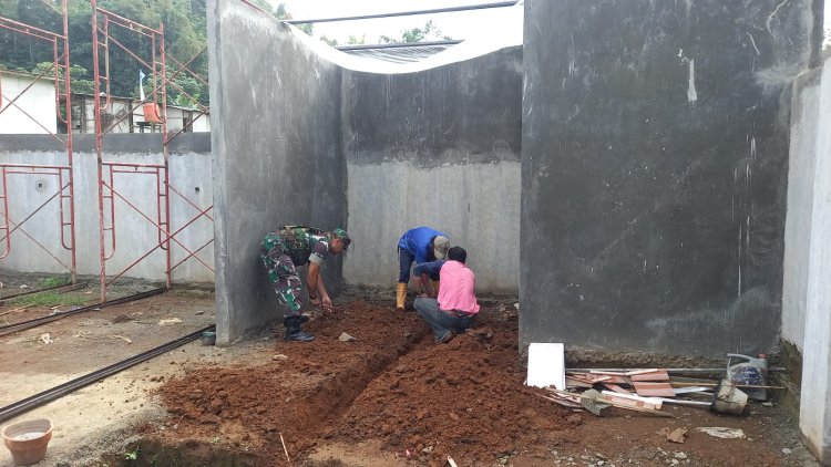 Babinsa Koramil 04 Karangkobar Tinjau Pembangunan KDKMP di Desa Karanggondang