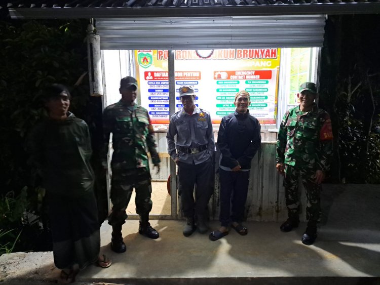 Babinsa Koramil 04 Karangkobar Melaksanakan Patroli Siskamling