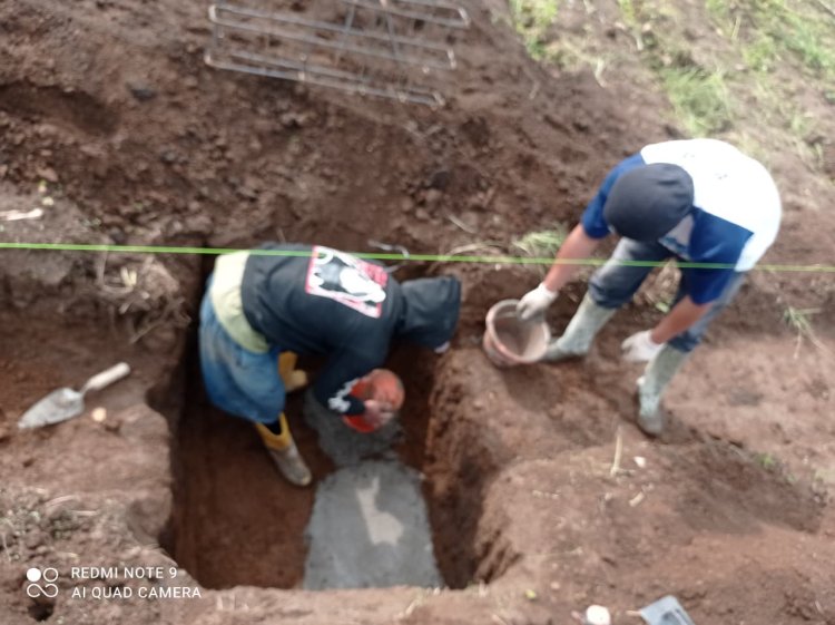 Babinsa Batur Dampingi Pengerjaan Pondasi KDKMP di Pekasiran