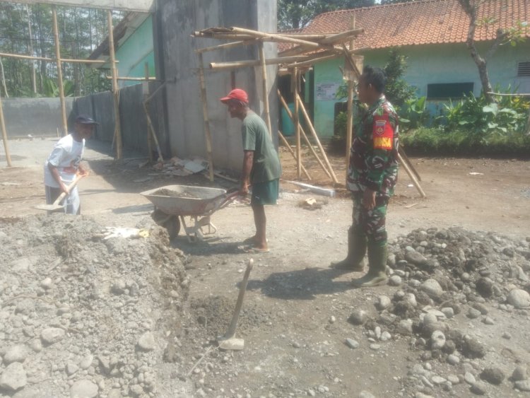 Babinsa Wanadadi Dampingi Pembangunan KDKMP di Desa Lemahjaya