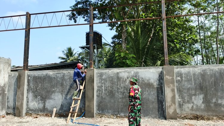 Babinsa Wanadadi Dampingi Pembangunan KDKMP di Desa Lemahjaya