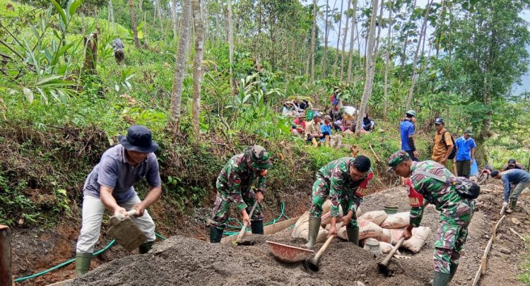 Danramil 06 Kalibening gotong royong bersama warga melaksanakan pembangunan Jalan Usaha Tani