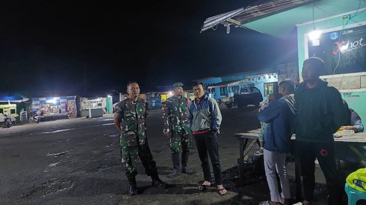 Babinsa Koramil 17 Wanayasa Menciptakan Kondusifitas Lingkungan dengan melaksanakan Patroli Malam