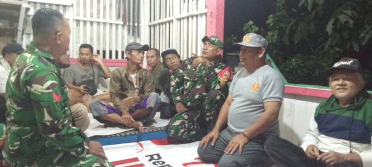 Babinsa Laksanakan Pos Kamling dan Patroli Bersama Masyarakat