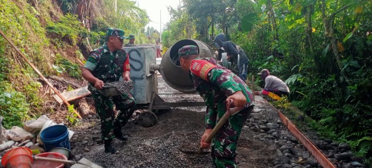 Anggota Koramil 10 Bawang Bantu Cor Jalan Usaha Tani di Desa Majalengka