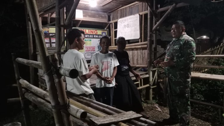 Battituud Koramil 02 Klampok Bersama Warga Masyarakat Melaksanakan Kegiatan Siskamling