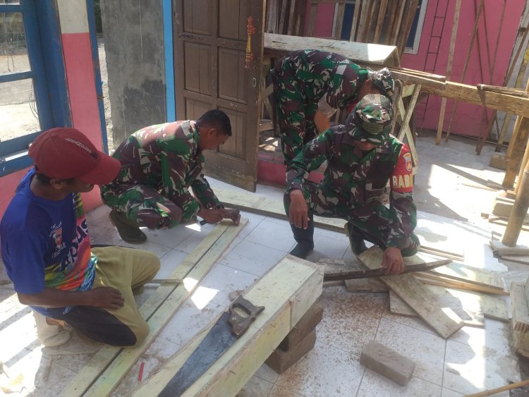 Babinsa Koramil 13 Banjarmangu Sigap Bantu Warga Bangun RTLH
