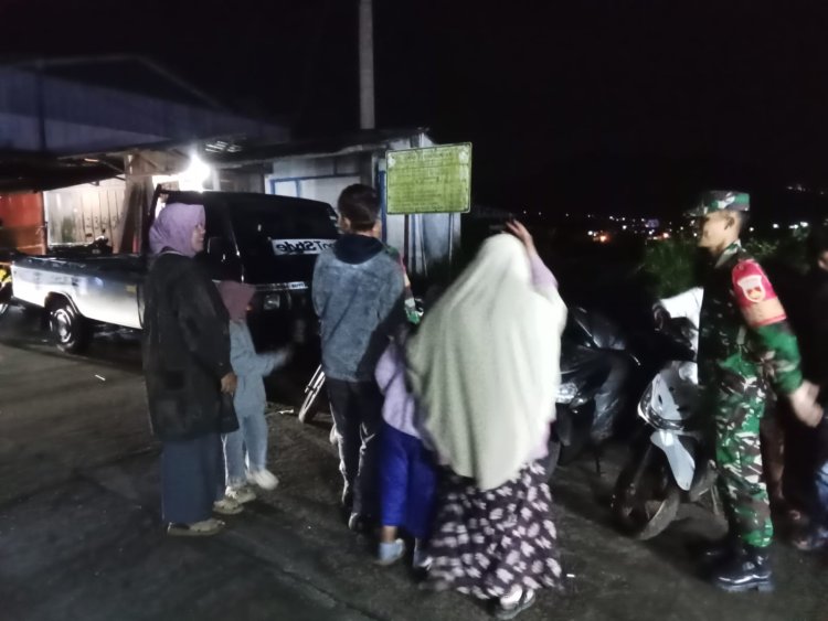 Pastikan Keamanan Wilayah Babinsa Rutin Laksanakan Patroli Malam