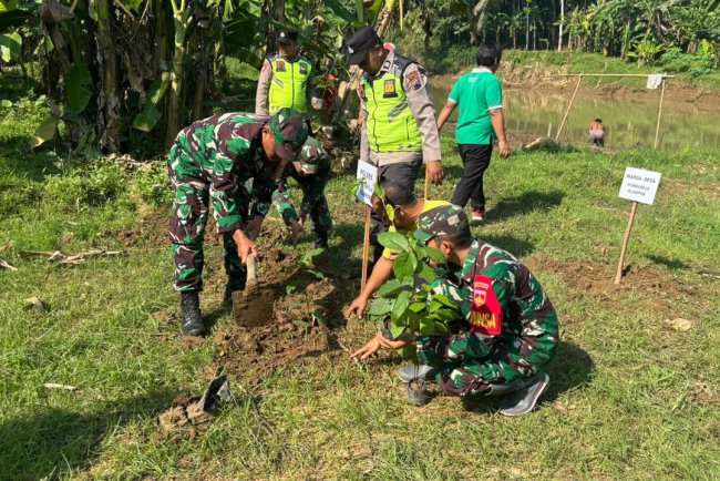 Koramil 02 Klampok Bersama Forkopimcam dan Siswa SMAN 1 Purwareja Klampok Gelar Aksi Penghijauan di Bantaran Sungai Serayu
