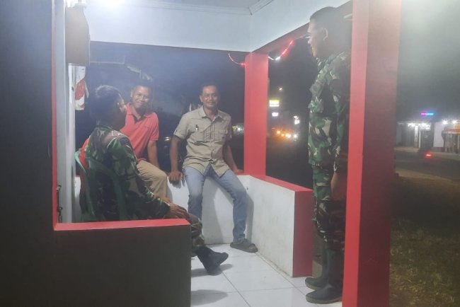 Anggota Koramil 12 Sigaluh Patroli Siskamling Bersama Warga Cegah Gangguan Kamtibmas