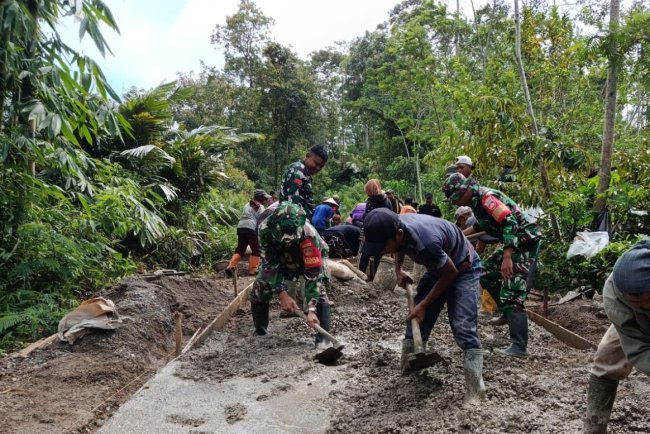 Danramil 06 Kalibening gotong royong bersama warga melaksanakan pembangunan Jalan Usaha Tani