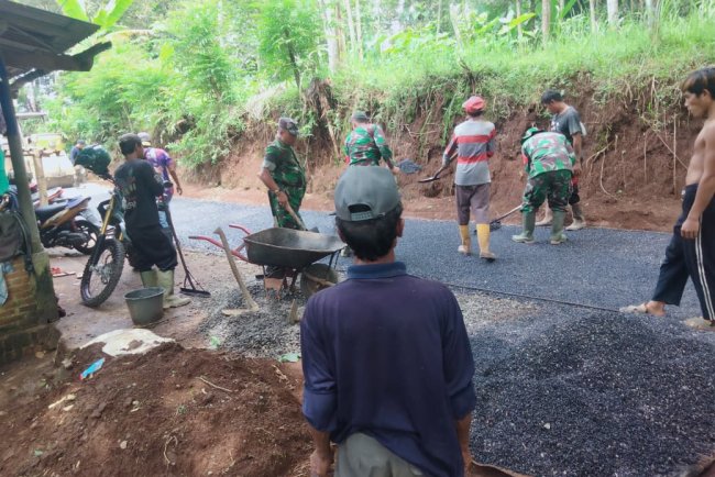 Danramil 08 Purwanegara Terjun Langsung Bantu Pengaspalan Jalan Usaha Tani di Desa Karangayar