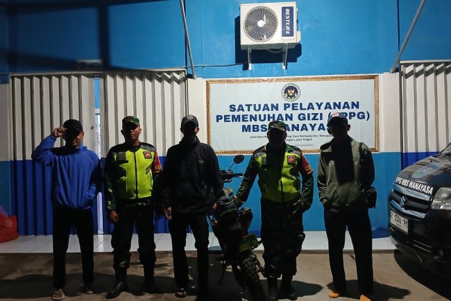 Babinsa melaksanakan Patroli Malam Menciptakan Kondusifitas Lingkungan