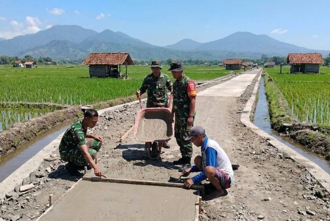 Serda Sektiaji Terjun Langsung Bangun Jalan Usaha Tani di desa Blambangan