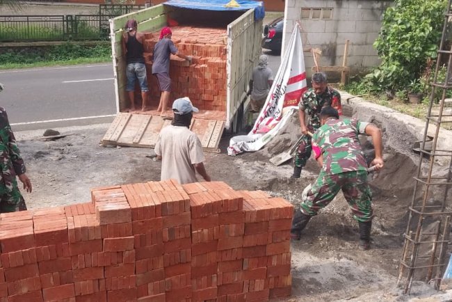 Semangat Gotong Royong Danramil Dan Babinsa Bantu Pembuatan Rumah Milik Warga