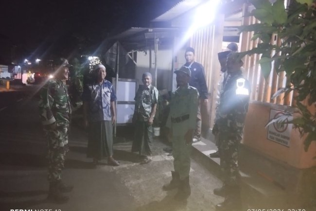 Danposramil Pagedongan Beserta Babinsa Dan Warga Gelar Patroli Siskamling