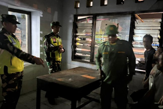 BABINSA KORAMIL 02/KLAMPOK BERSAMA WARGA DAN SATLINMAS  MELAKSANAKAN KEGIATAN  SISKAMLING