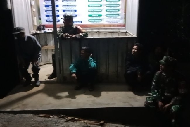 Babinsa bersama Warga dan Linmas melaksanakan Patroli Siskamling