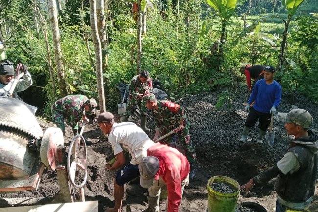 BABINSA MEMBANTU PEMBANGUNAN JALAN USAHA TANI