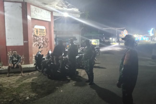 Babinsa Koramil 06/Kalibening Patroli Malam Cegah Gangguan Kamtibmas