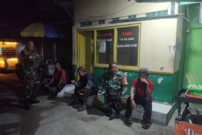 BABINSA BERSAMA WARGA MELAKSANAKAN SISKAMLING MENCIPTAKAN RASA AMAN DI WILAYAH BINAANNYA