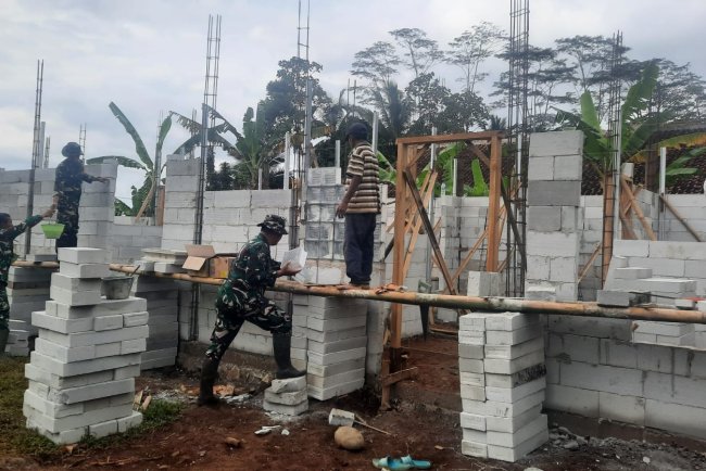 Koramil 03 Wanadadi Bersama Warga Gotong Royong Bangun Rumah