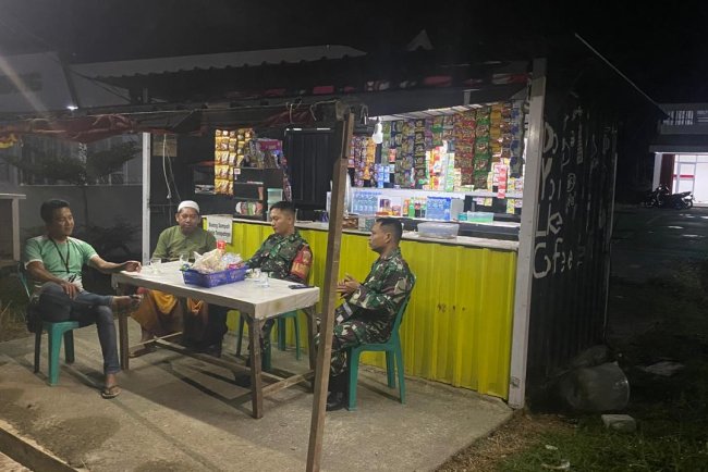 Babinsa Koramil 10 Bawang Intensifkan Patroli Malam di Pos Siskamling