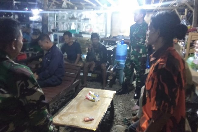 Patroli Malam Koramil 11 Punggelan Sosialisasikan Bahaya Miras Dan Narkoba