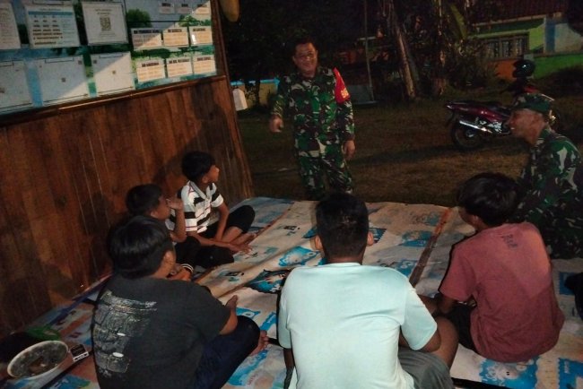 Tingkatkan Keamanan Babinsa Dengan Warga Melaksanakan Siskampling Di Wilayah Binaan