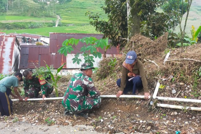 Danramil 06 kalibening dan Babinsa Bergotong royong bersama warga melaksanakan pipanisasi air bersih