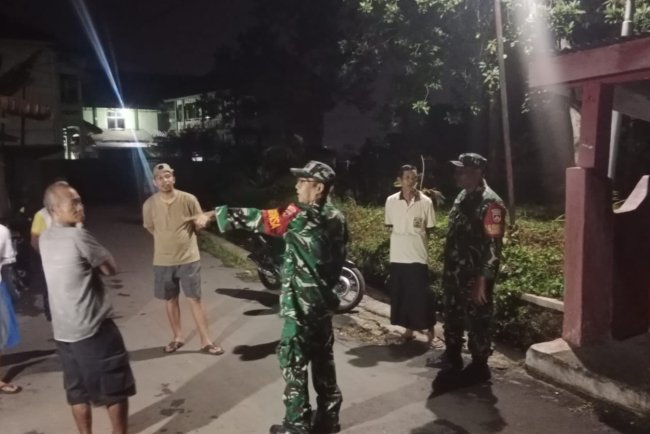 Patroli Rutin Piket Koramil 14 Madukara Sambangi Warga Sedang Ronda