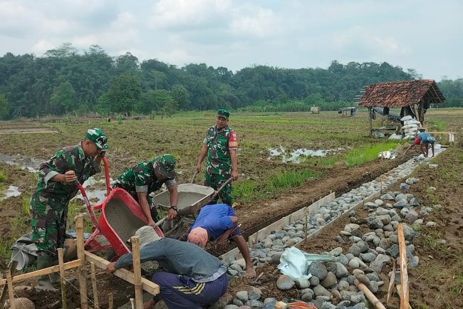 Antisipasi Kekeringan Koramil 11 Punggelan Gelar Karya Bakti Perbaiki Irigasi Sawah