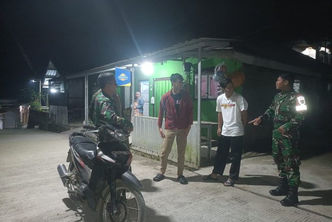Ciptakan Keamanan Lingkungan Babinsa Koramil 17 Wanayasa melaksanakan Patroli Malam