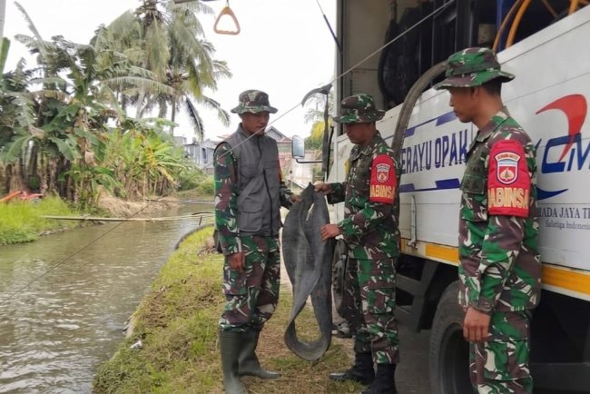 Pascabencana Longsor Koramil 10 Bawang Kawal Pengairan Irigasi Darurat di Desa Gemuruh