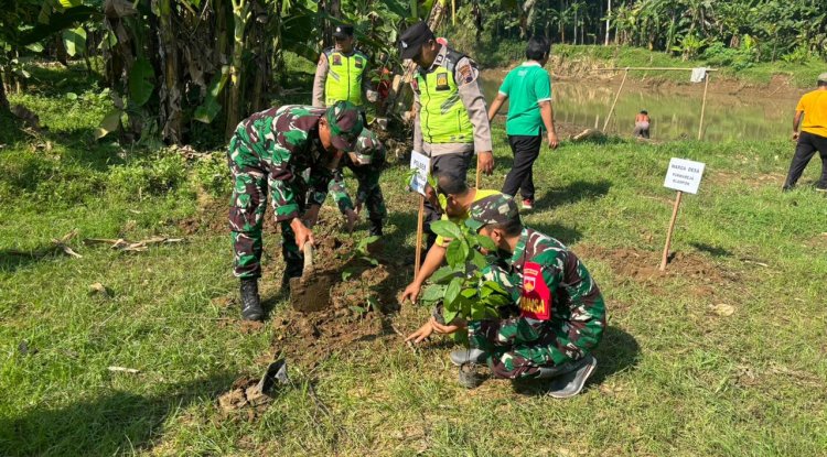 Koramil 02 Klampok Bersama Forkopimcam dan Siswa SMAN 1 Purwareja Klampok Gelar Aksi Penghijauan di Bantaran Sungai Serayu