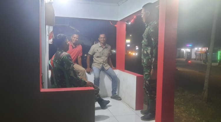 Anggota Koramil 12 Sigaluh Patroli Siskamling Bersama Warga Cegah Gangguan Kamtibmas
