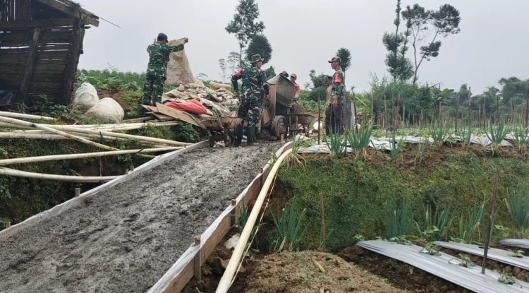 Terus Dukung Program Ketahanan Pangan Koramil Gotong Royong Dengan Masyarakat Pengecoran Jalan Usaha Tani  