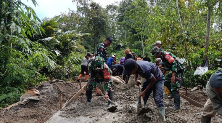 Danramil 06 Kalibening gotong royong bersama warga melaksanakan pembangunan Jalan Usaha Tani