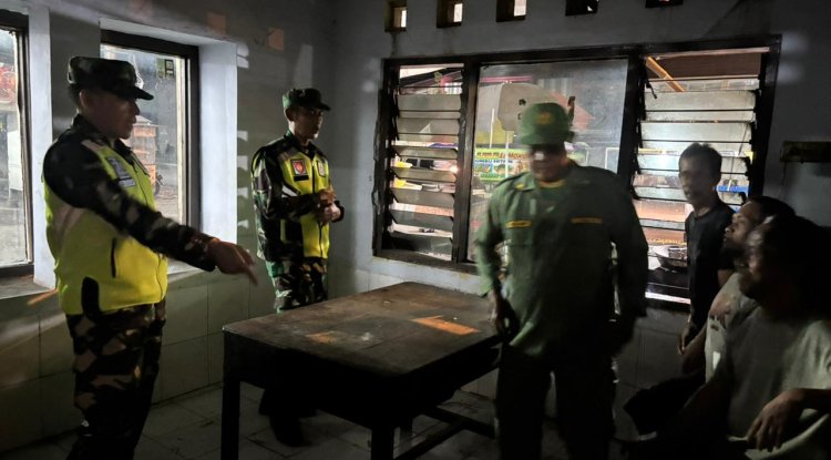 BABINSA KORAMIL 02/KLAMPOK BERSAMA WARGA DAN SATLINMAS  MELAKSANAKAN KEGIATAN  SISKAMLING