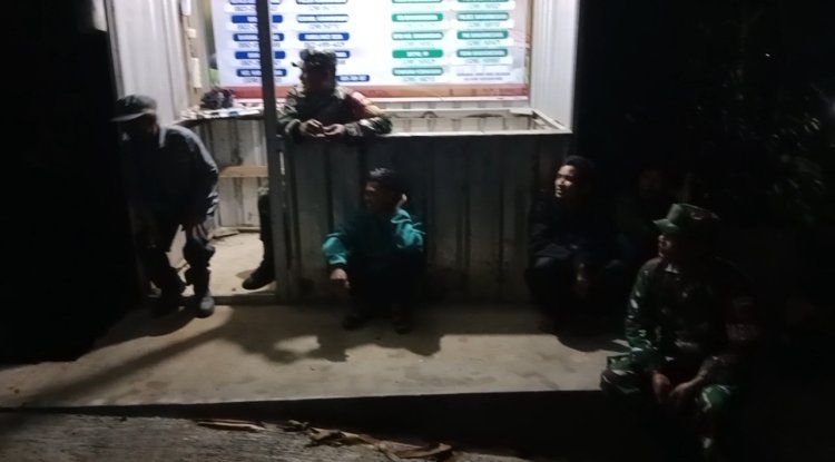Babinsa bersama Warga dan Linmas melaksanakan Patroli Siskamling