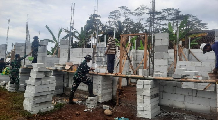 Koramil 03 Wanadadi Bersama Warga Gotong Royong Bangun Rumah