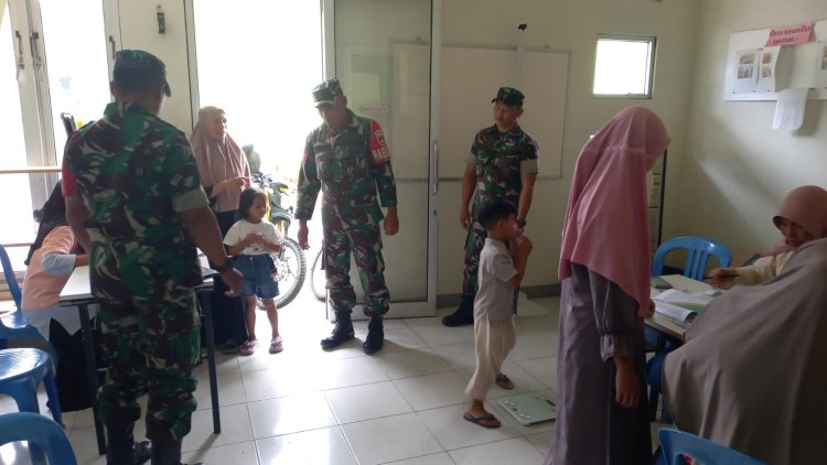 Babinsa Koramil 04 Karangkobar Bantu Bidan Desa Dampingi Giat Posyandu Balita