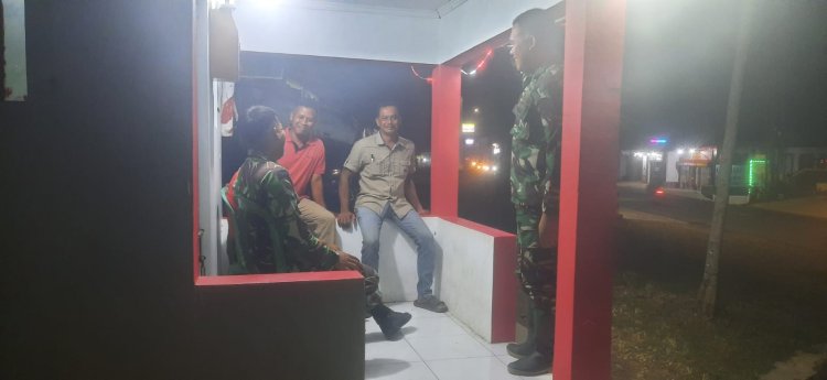 Anggota Koramil 12 Sigaluh Patroli Siskamling Bersama Warga Cegah Gangguan Kamtibmas