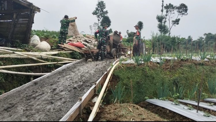 Terus Dukung Program Ketahanan Pangan Koramil Gotong Royong Dengan Masyarakat Pengecoran Jalan Usaha Tani  