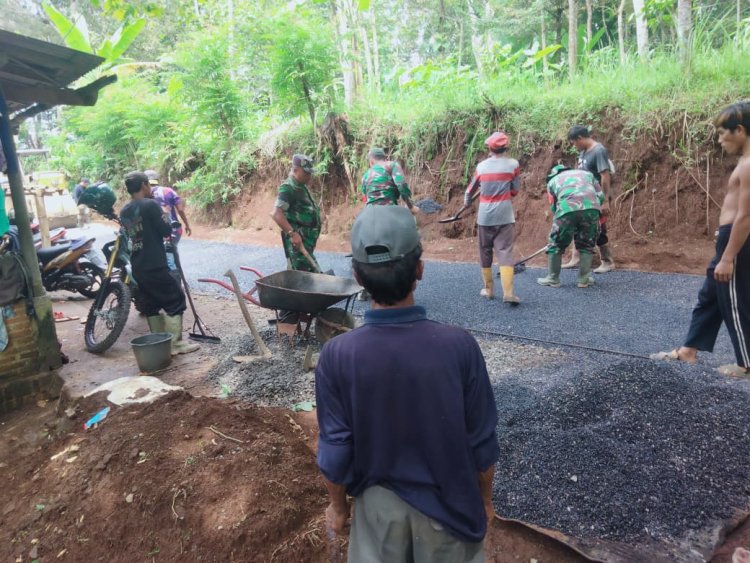 Danramil 08 Purwanegara Terjun Langsung Bantu Pengaspalan Jalan Usaha Tani di Desa Karangayar