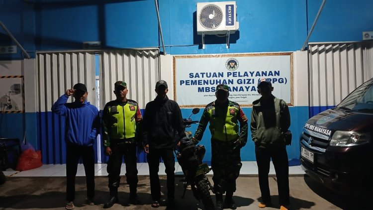 Babinsa melaksanakan Patroli Malam Menciptakan Kondusifitas Lingkungan