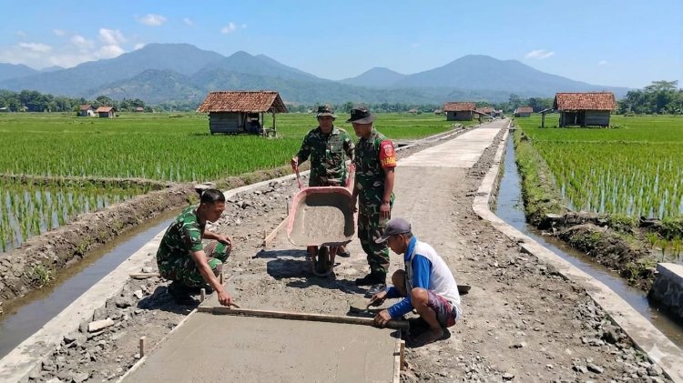 Serda Sektiaji Terjun Langsung Bangun Jalan Usaha Tani di desa Blambangan