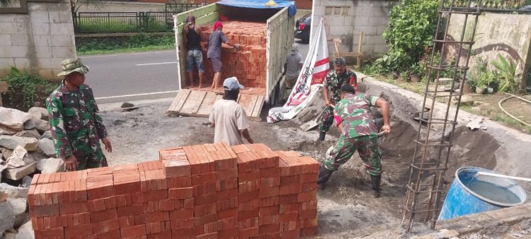 Semangat Gotong Royong Danramil Dan Babinsa Bantu Pembuatan Rumah Milik Warga
