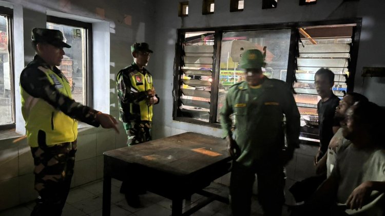 BABINSA KORAMIL 02/KLAMPOK BERSAMA WARGA DAN SATLINMAS  MELAKSANAKAN KEGIATAN  SISKAMLING