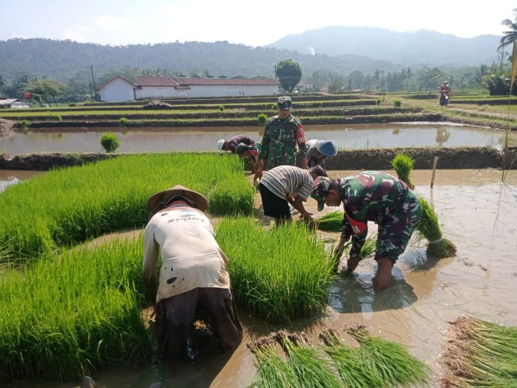 Babinsa bersama petani melaksanakan Daud